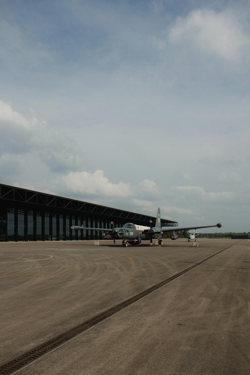 Aircraft hangar